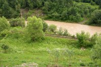 Dále nad Brodinou proti proudu řeky Suceavy je trať velmi těžce poničena nedávnými povodněmi…