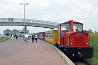 Lokomotiva č. 5 v čele osobního vlaku v přístavu Langeoog.