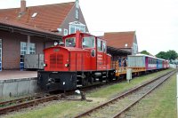 Osobní vlak s lokomotivou č. 3 u nástupiště nádraží Langeoog.
