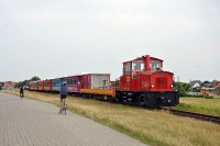 Osobní vlak vedený lokomotivou č. 3 mezi nádražím a přístavem Langeoog.