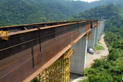 Výstavba trati La Encrucijada - Puerto Cabello v roce 2010.