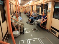 Interiér modernizovaného vozu metra.