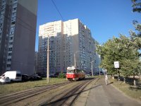 Tramvajová trať podél sídliště Troješčyna.