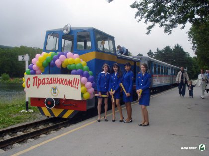 Mladé železničářky před lokomotivou TU7-3351 vyzdobené u příležitosti Dne železničářů.
