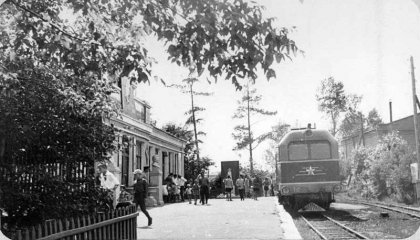 Příjezd vlaku do stanice Pioněrskaja.